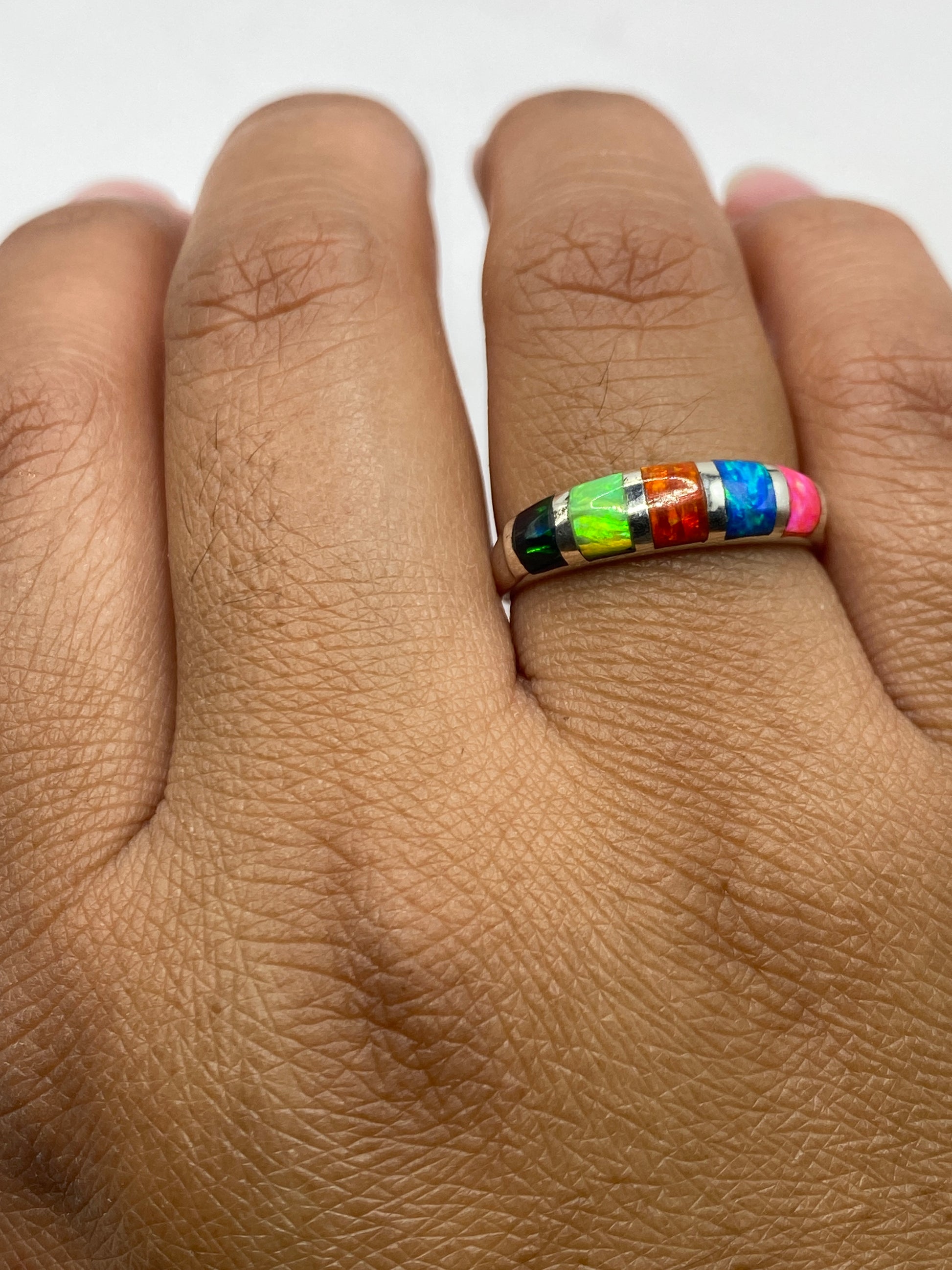 Anillo sobre balanza mostrando el sello 950 y peso de 3.1 gramos