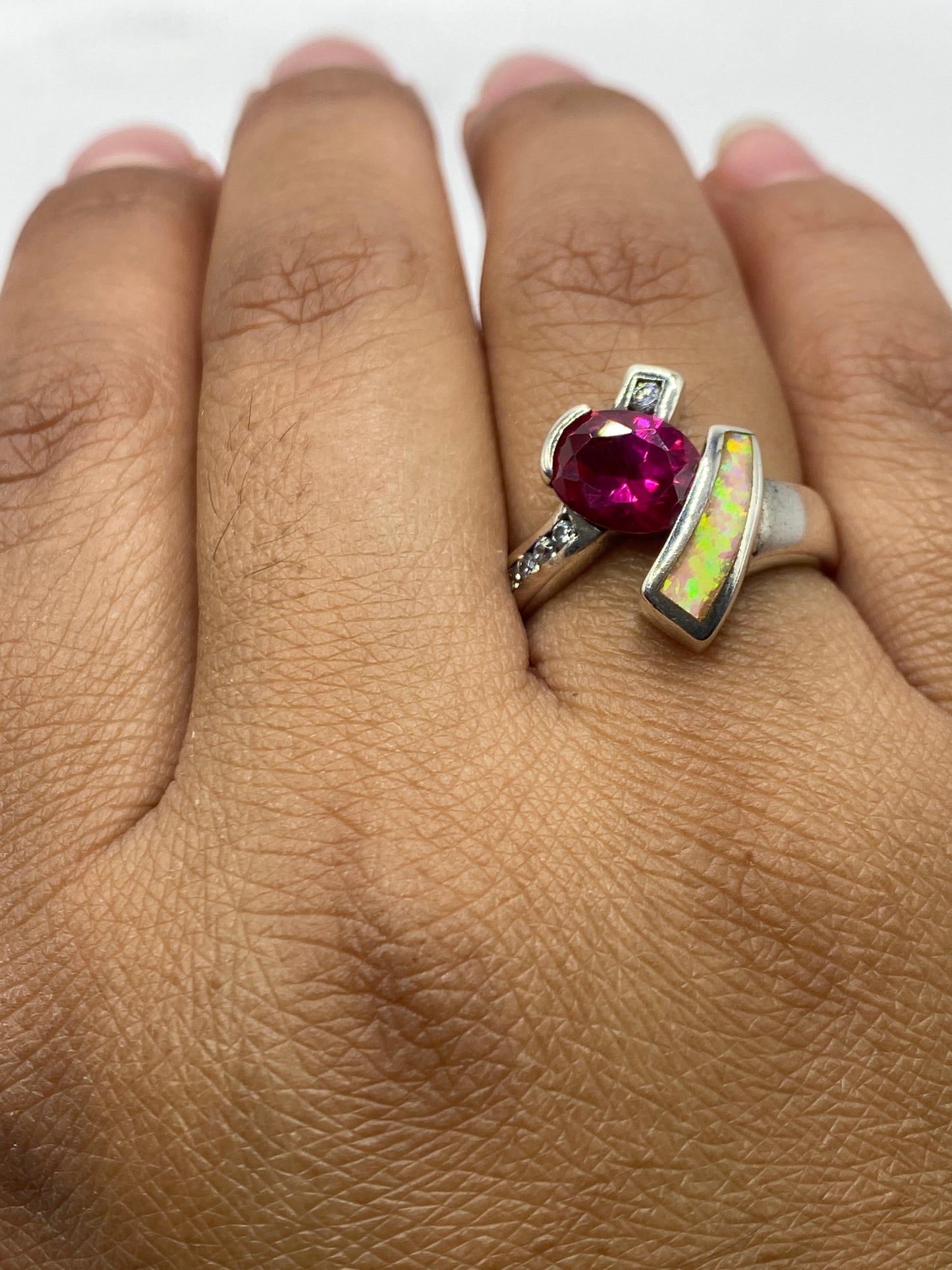 Anillo sobre fondo blanco mostrando hallmark 925 y diseño envolvente
