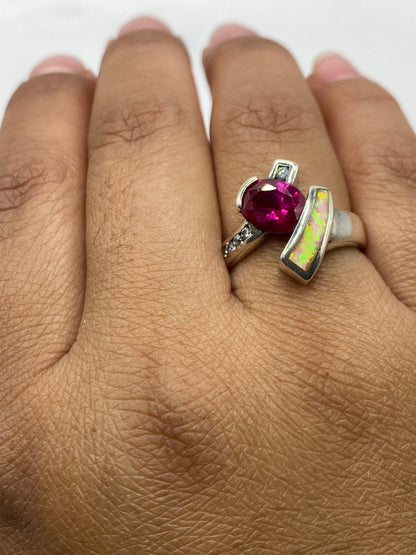 Anillo sobre fondo blanco mostrando hallmark 925 y diseño envolvente