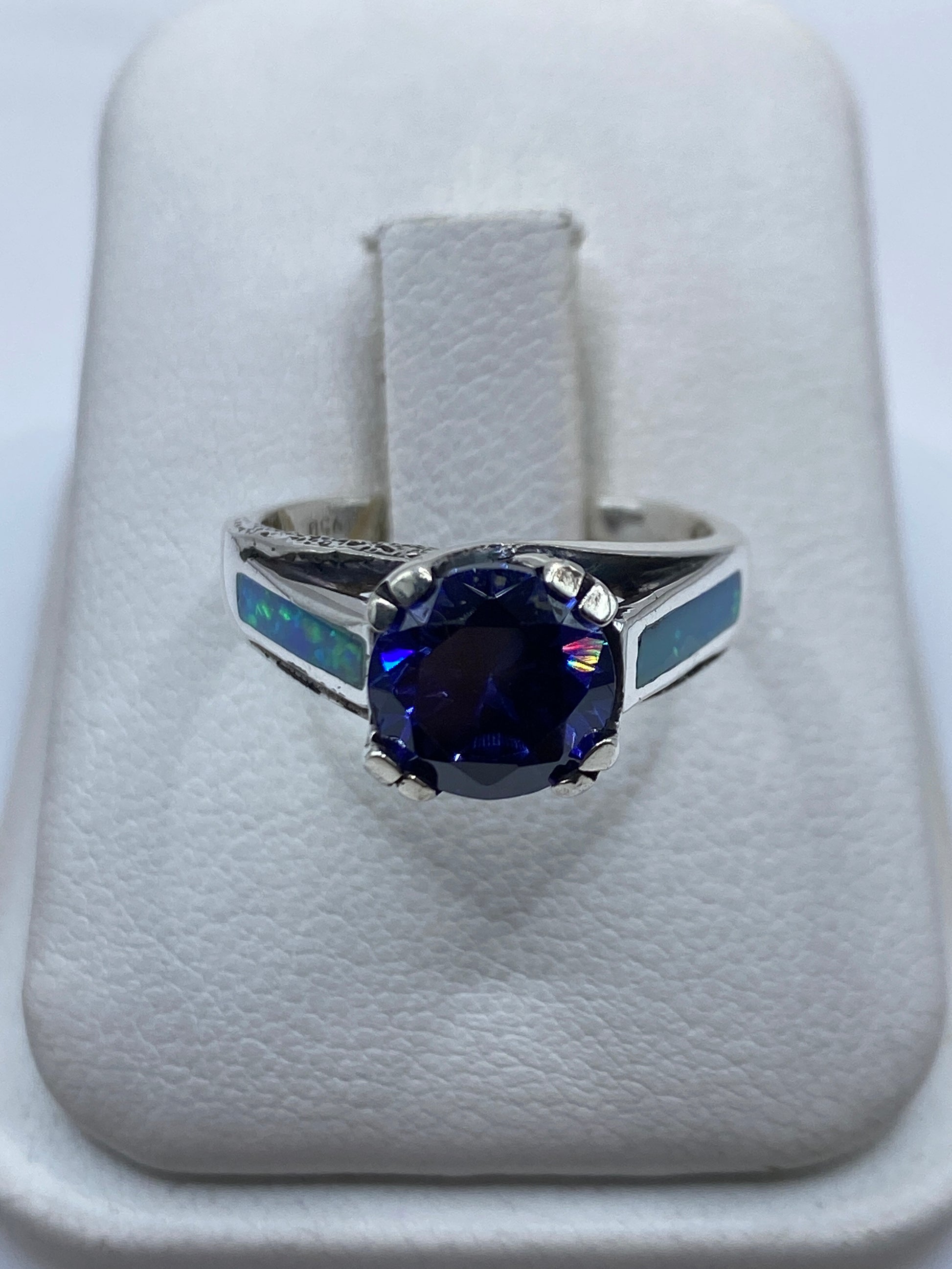 Anillo de plata .950 con ópalo de fuego azul en engaste solitario sobre fondo blanco