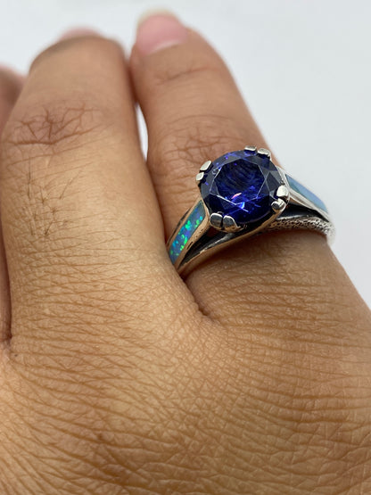 Anillo en dedo mostrando el color azul intenso del ópalo de fuego y la elegancia del diseño