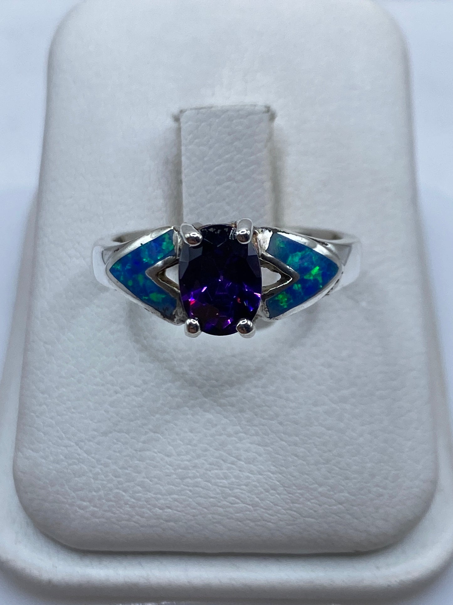 Anillo de plata .925 con ópalo de fuego azul engastado en coctel artesanal, sobre fondo blanco