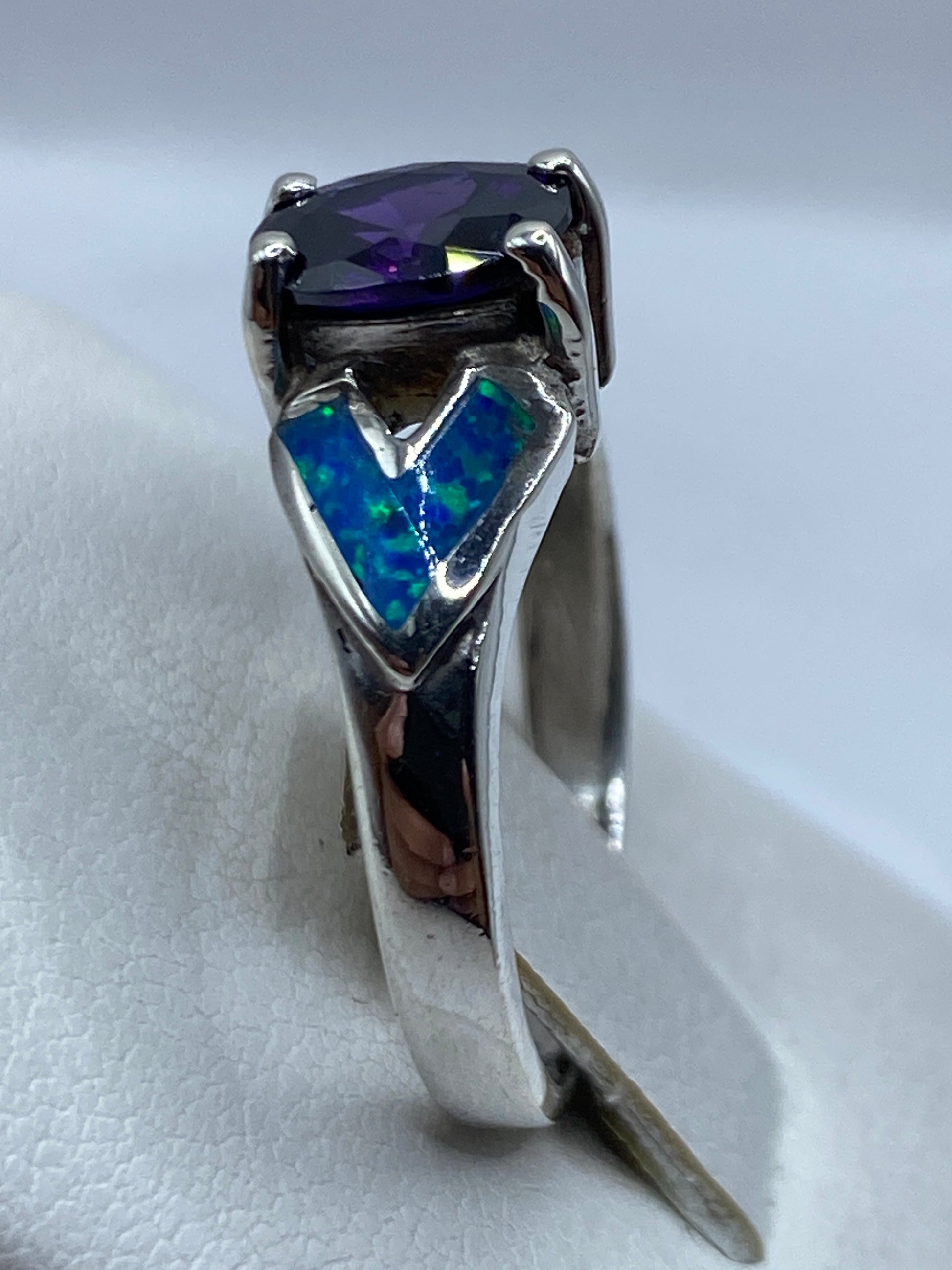 Anillo en dedo mostrando el brillo natural del ópalo de fuego con tonos azulados