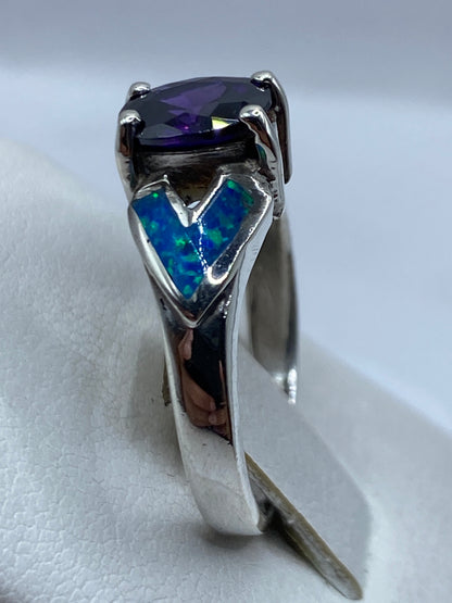 Anillo en dedo mostrando el brillo natural del ópalo de fuego con tonos azulados