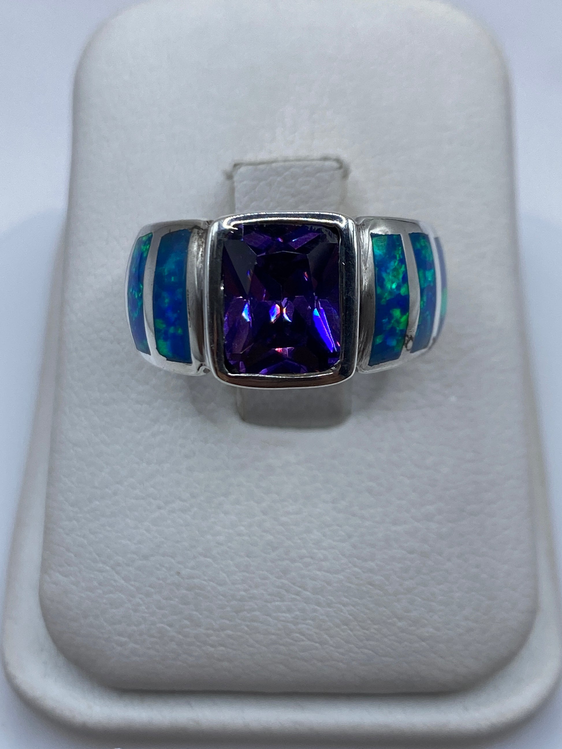 Anillo de plata .925 con ópalo de fuego azul en diseño geométrico, vista frontal en blanco