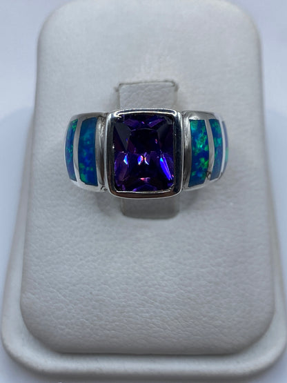 Anillo de plata .925 con ópalo de fuego azul en diseño geométrico, vista frontal en blanco
