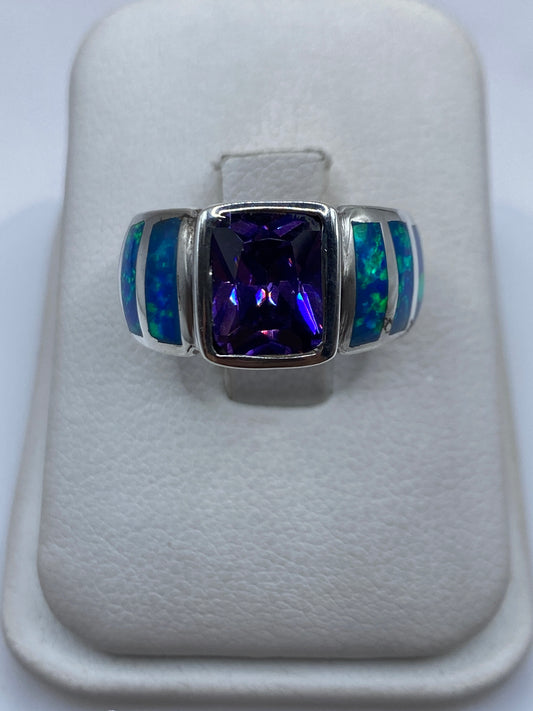 Anillo de plata .925 con ópalo de fuego azul en diseño geométrico, vista frontal en blanco