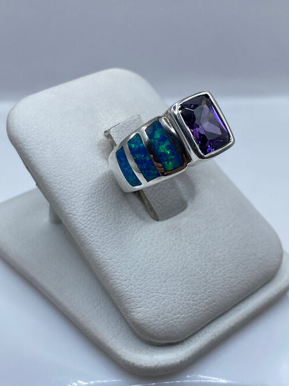 Ópalo de fuego azul y verde en anillo de plata, mostrando el juego de color intenso desde el lateral