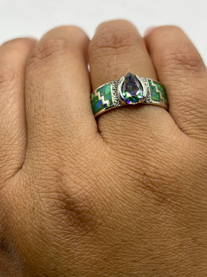 Anillo sobre fondo gris mostrando el sello .950 MEXICO y el brillo espejo del metal
