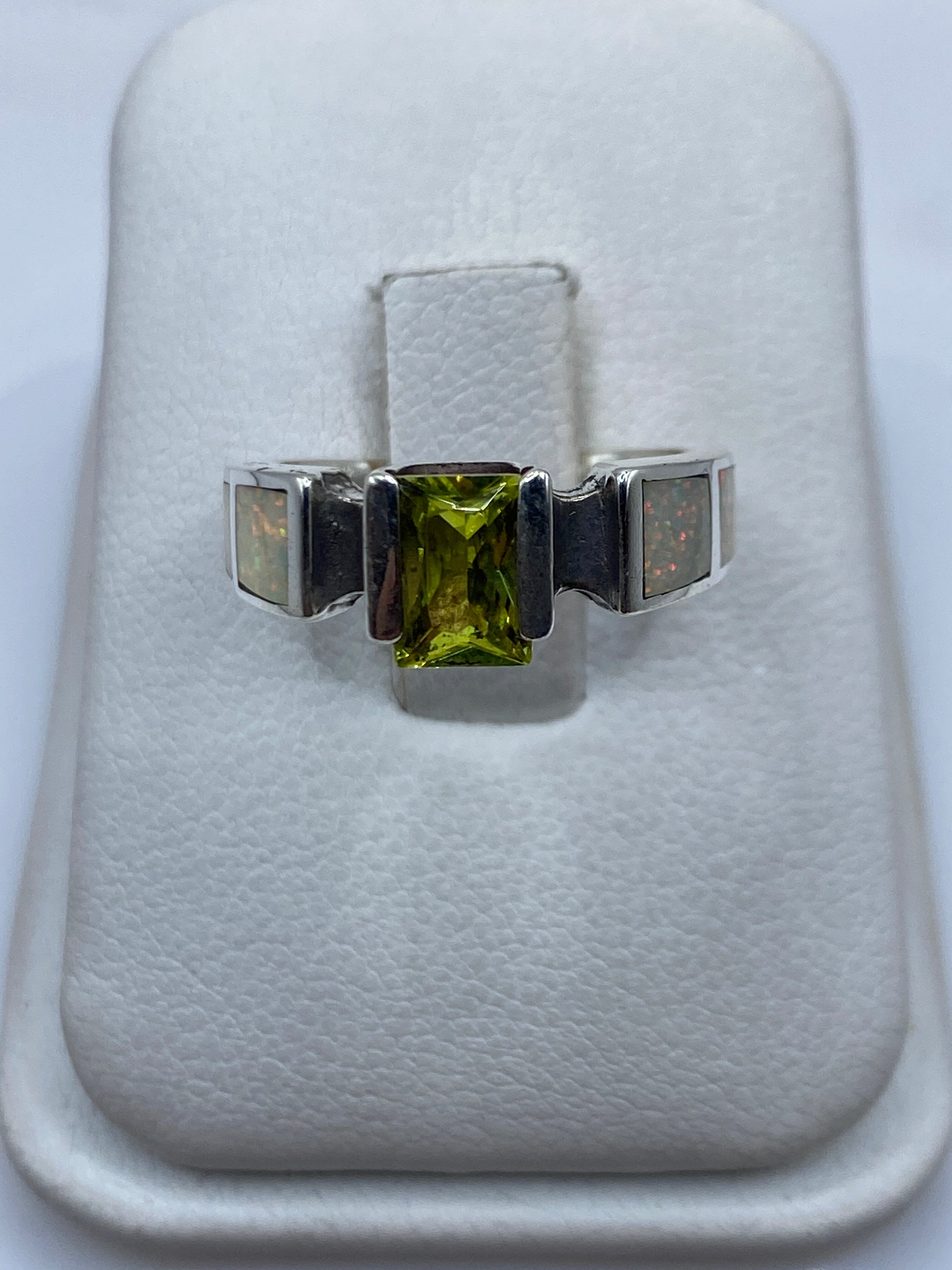 Anillo de plata .950 con ópalo de fuego de tonos anaranjados y rojos en estuche blanco