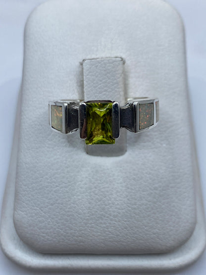 Anillo de plata .950 con ópalo de fuego de tonos anaranjados y rojos en estuche blanco
