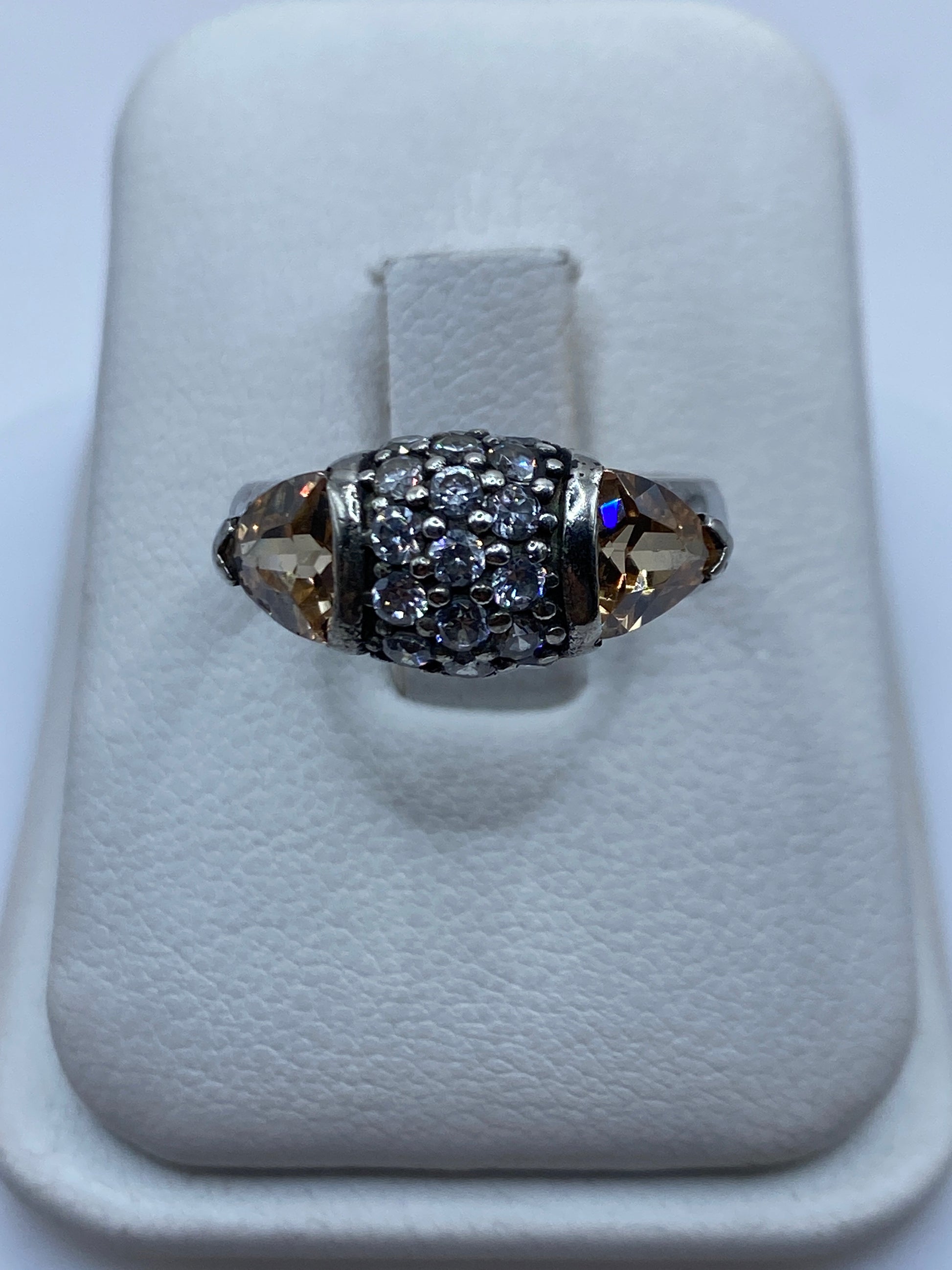 Anillo de plata solitario con circonia café en estuche blanco, vista frontal