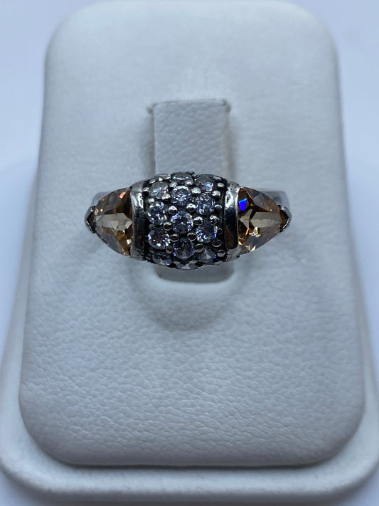 Anillo de plata solitario con circonia café en estuche blanco, vista frontal