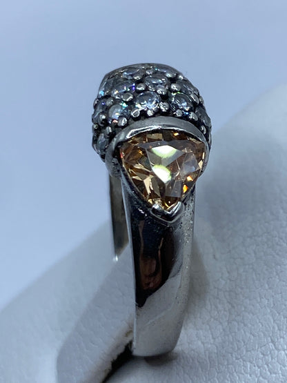 Anillo de plata en mano femenina, luciendo la circonia café con luz natural