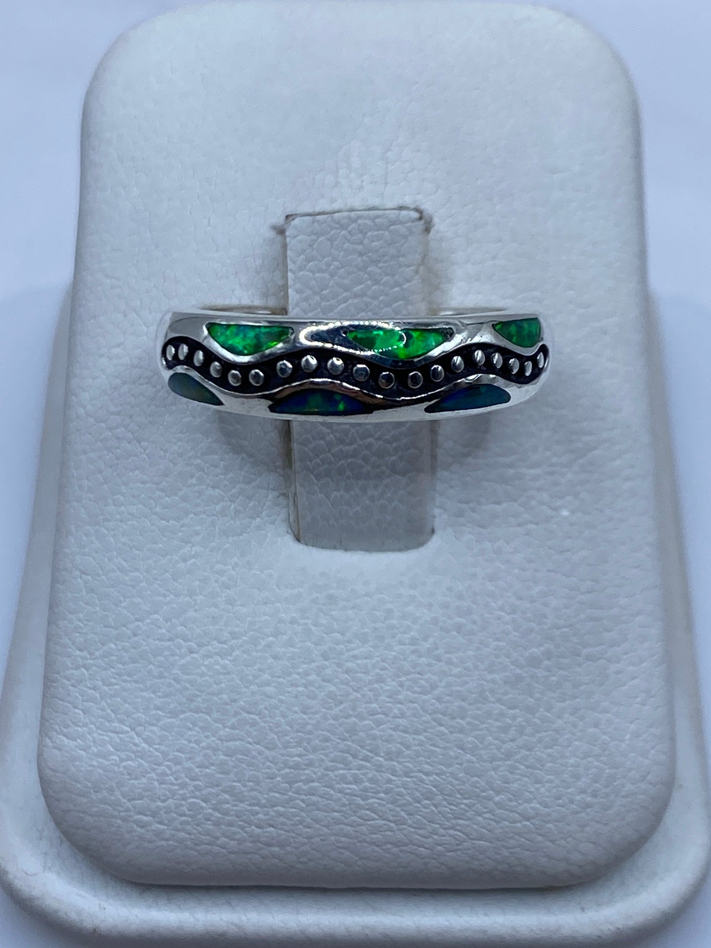 Anillo de plata .950 con ópalo de fuego verde en caja de presentación blanca
