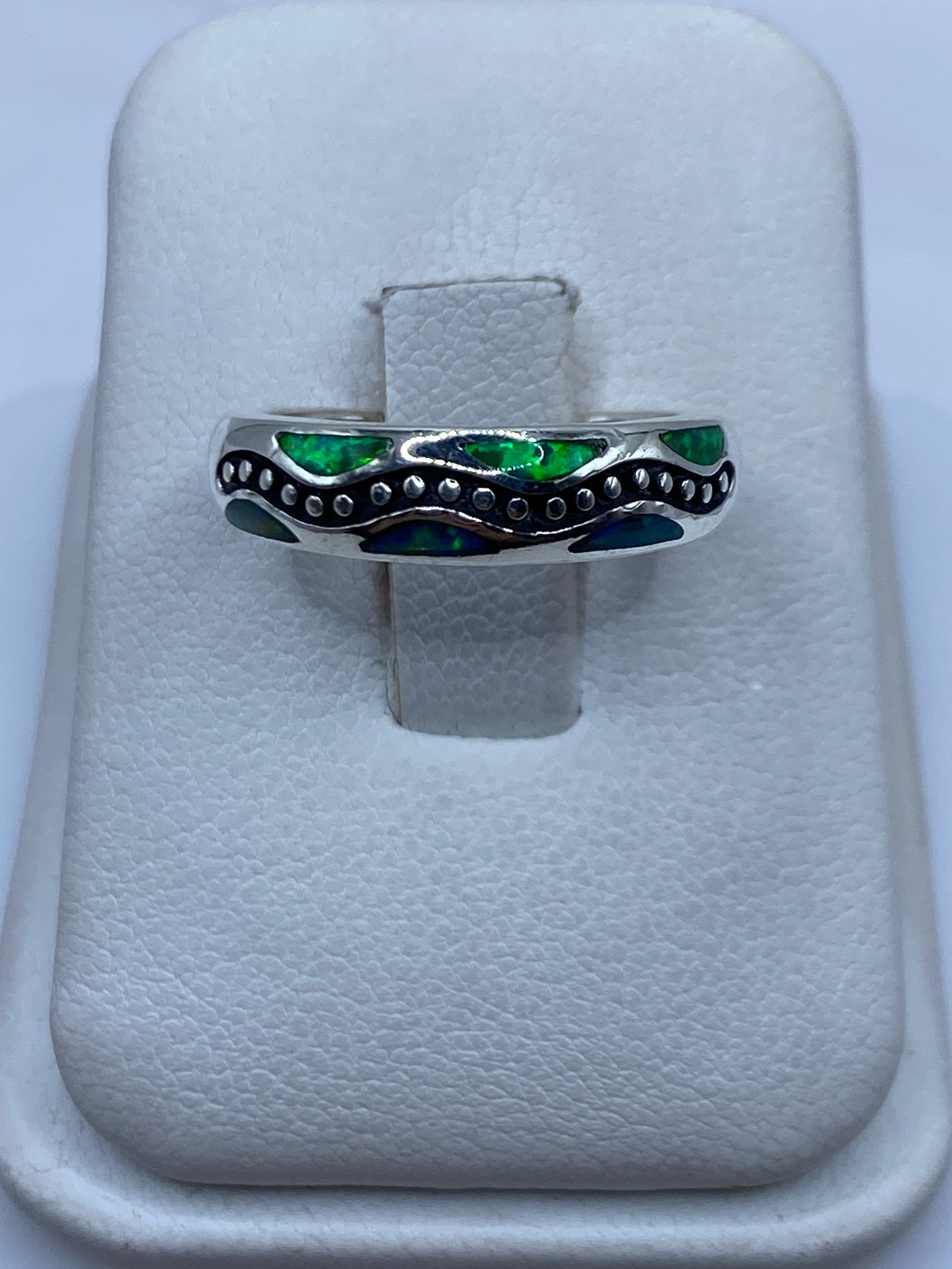 Anillo de plata .950 con ópalo de fuego verde en caja de presentación blanca