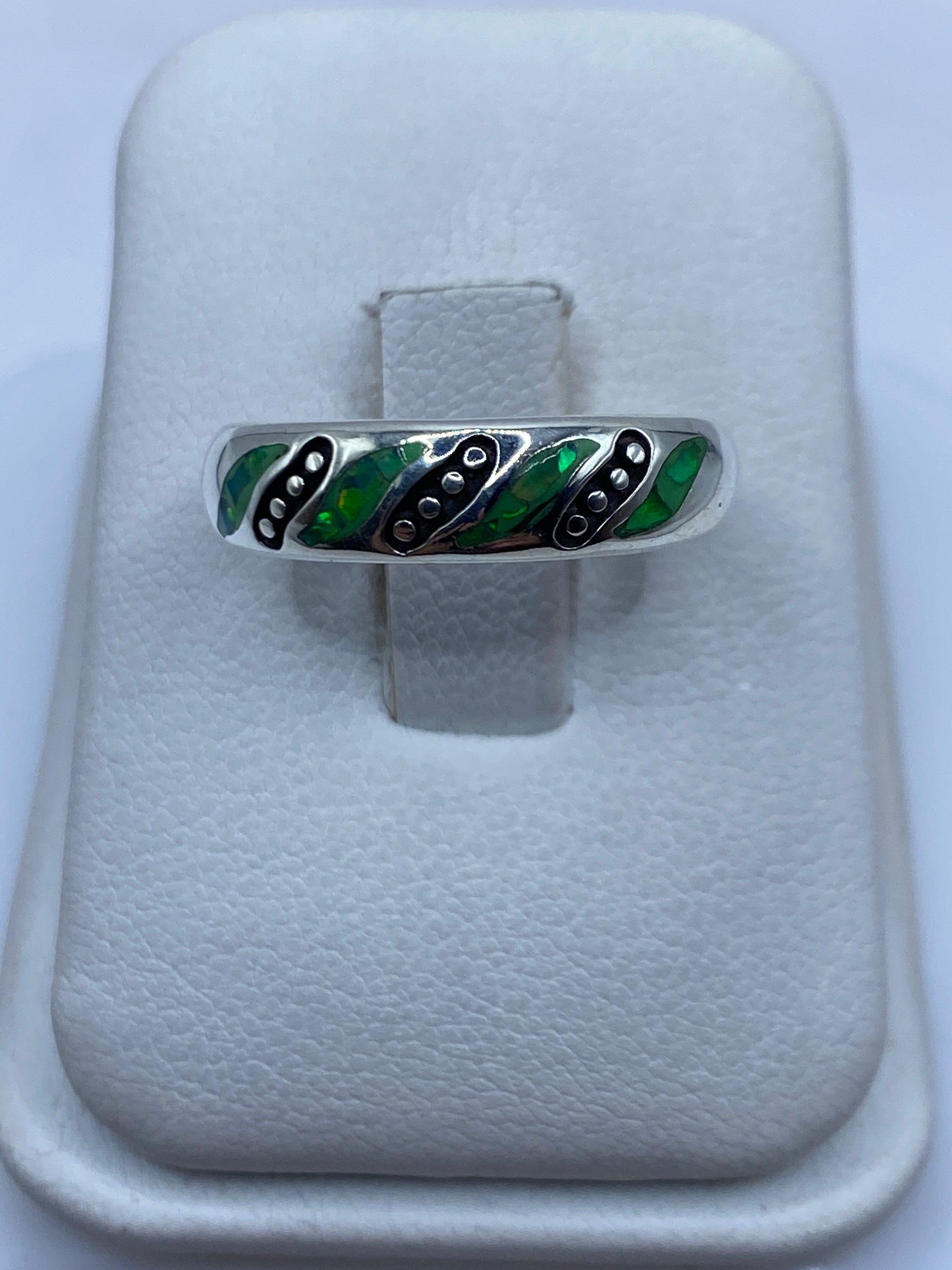 Anillo de plata .950 con ópalo de fuego verde limón y detalles negros en la mano