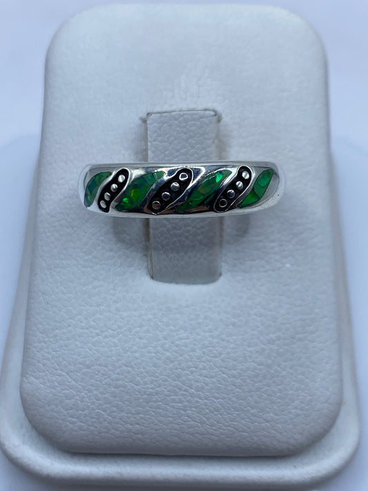 Anillo de plata .950 con ópalo de fuego verde limón y detalles negros en la mano