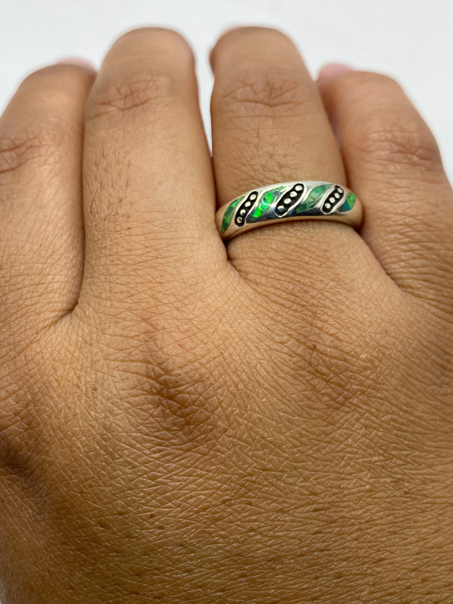 Anillo sobre fondo gris mostrando el sello 950 MEXICO en la banda interior