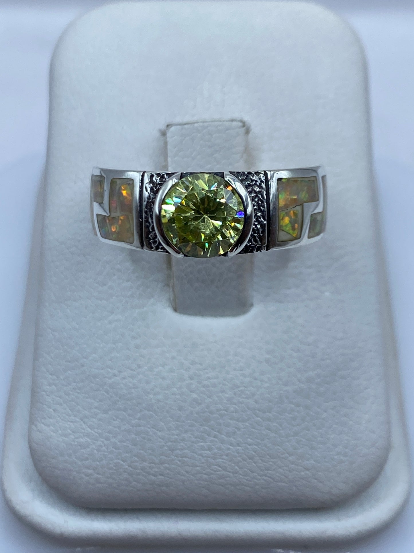 Anillo solitario plata con ópalo de fuego amarillo, vista frontal en la mano