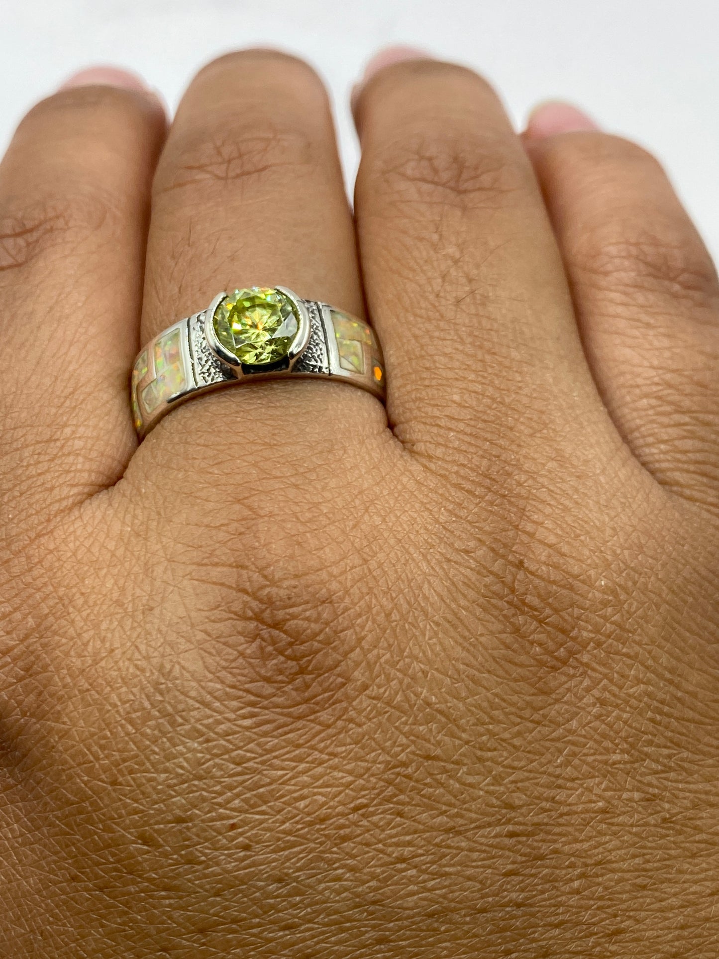 Anillo completo sobre fondo blanco con sello 950 visible en la banda