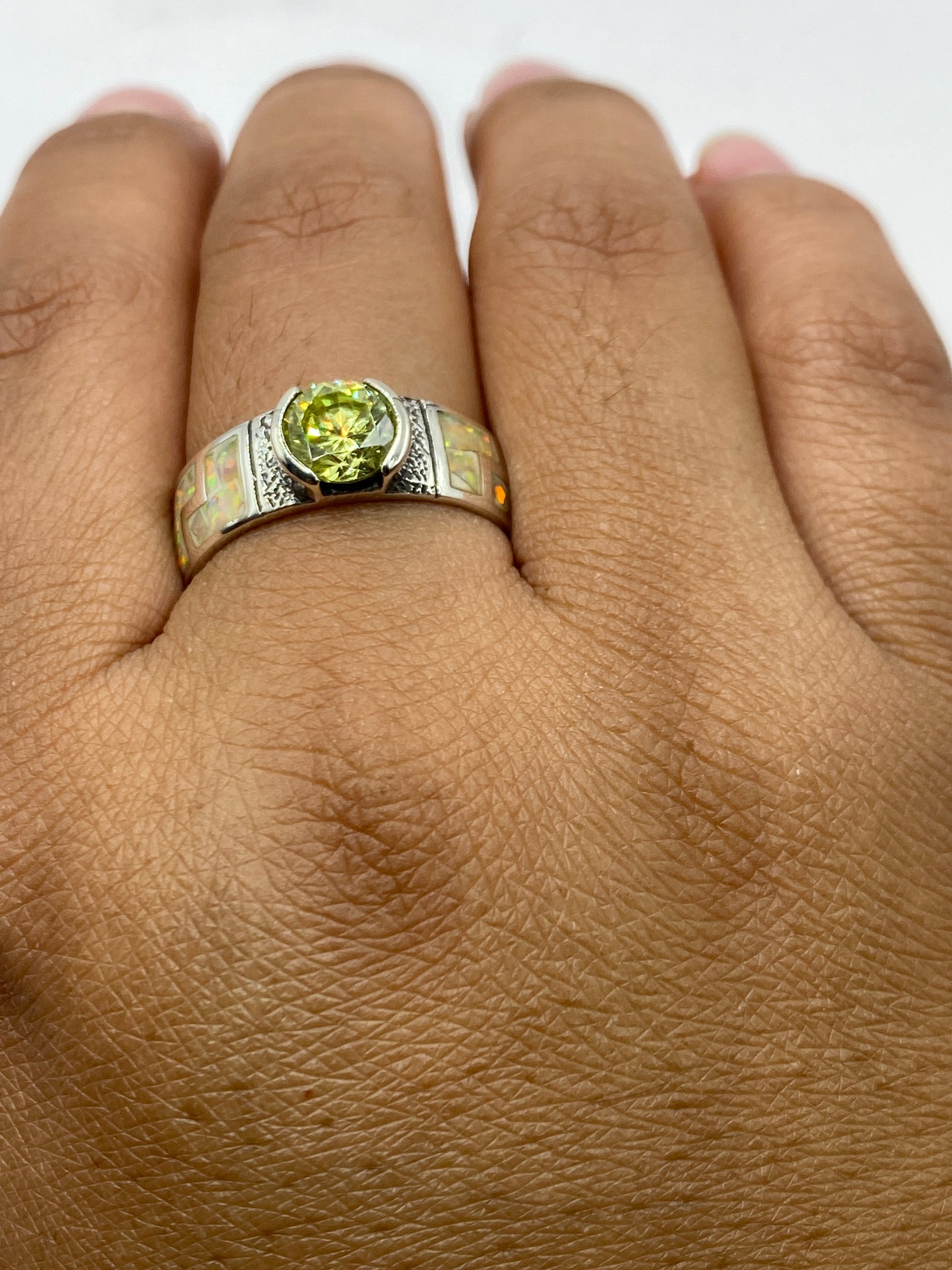 Anillo completo sobre fondo blanco con sello 950 visible en la banda