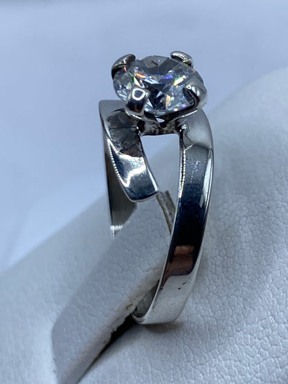 Anillo solitario en la mano de una mujer, demostrando su elegancia minimalista