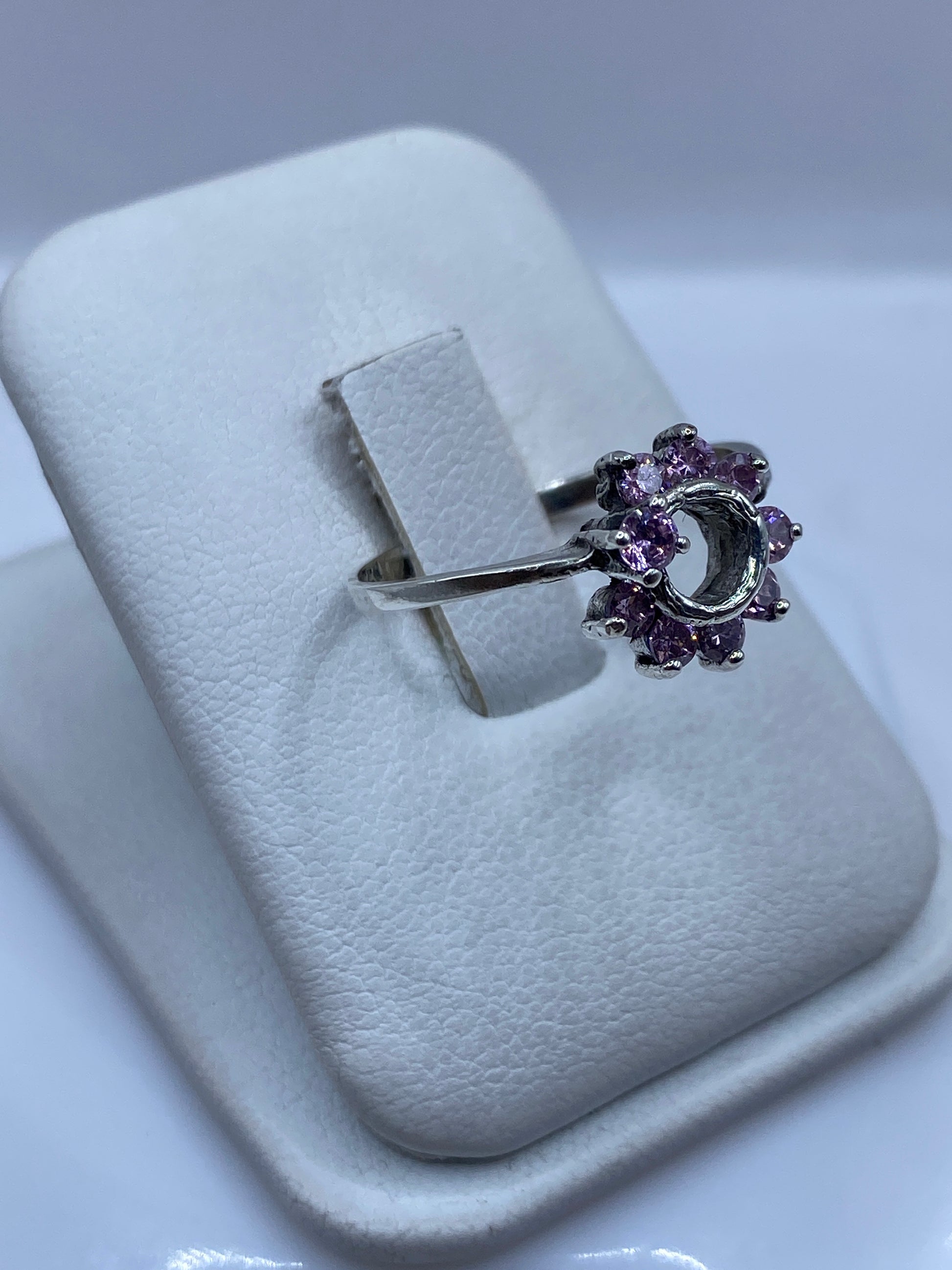 Vista frontal del anillo minimalista con circonia rosa facetada en plata .925