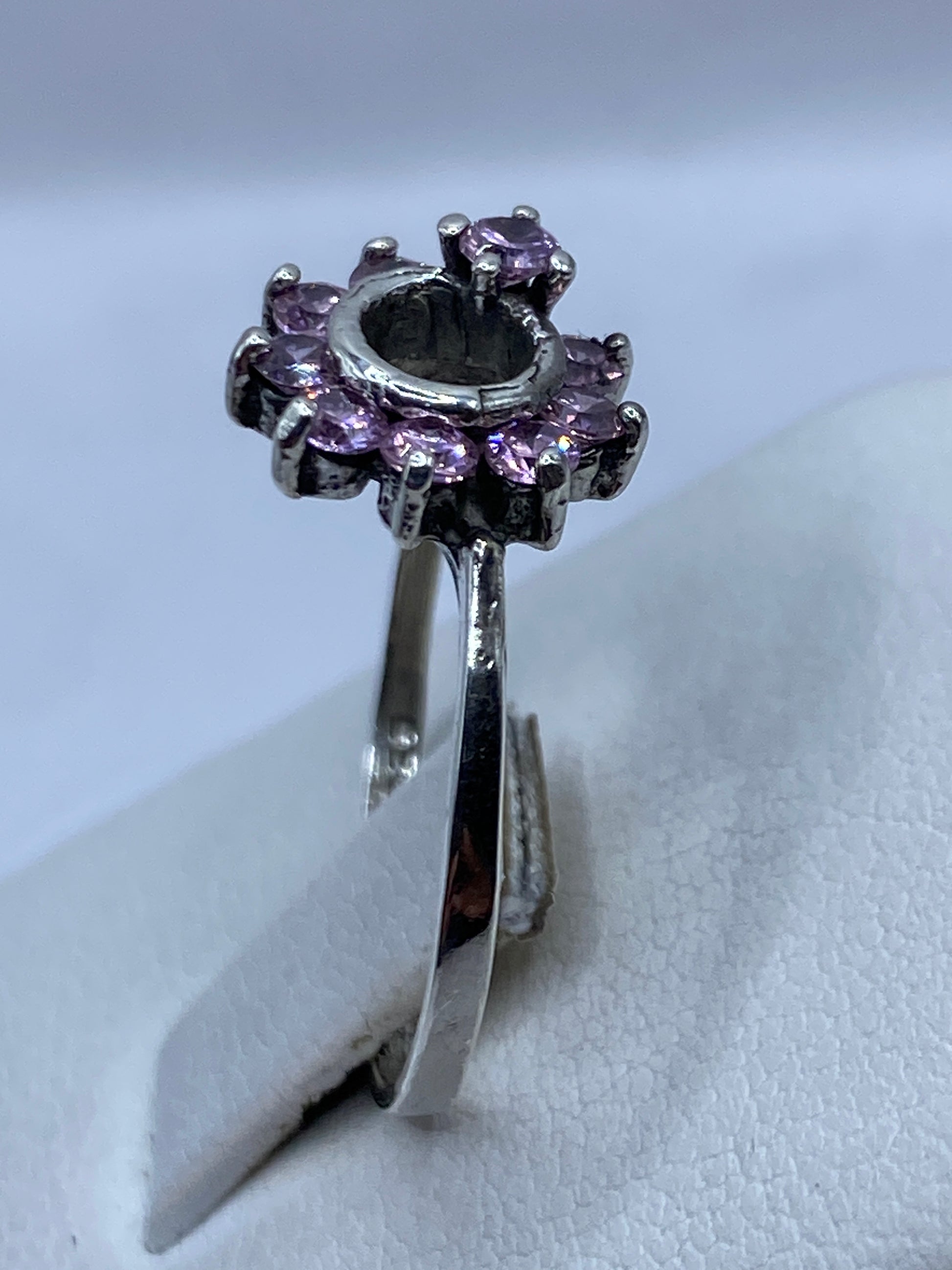 Detalle lateral del anillo mostrando banda delgada de plata de Taxco