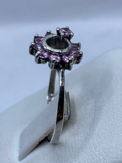 Detalle lateral del anillo mostrando banda delgada de plata de Taxco