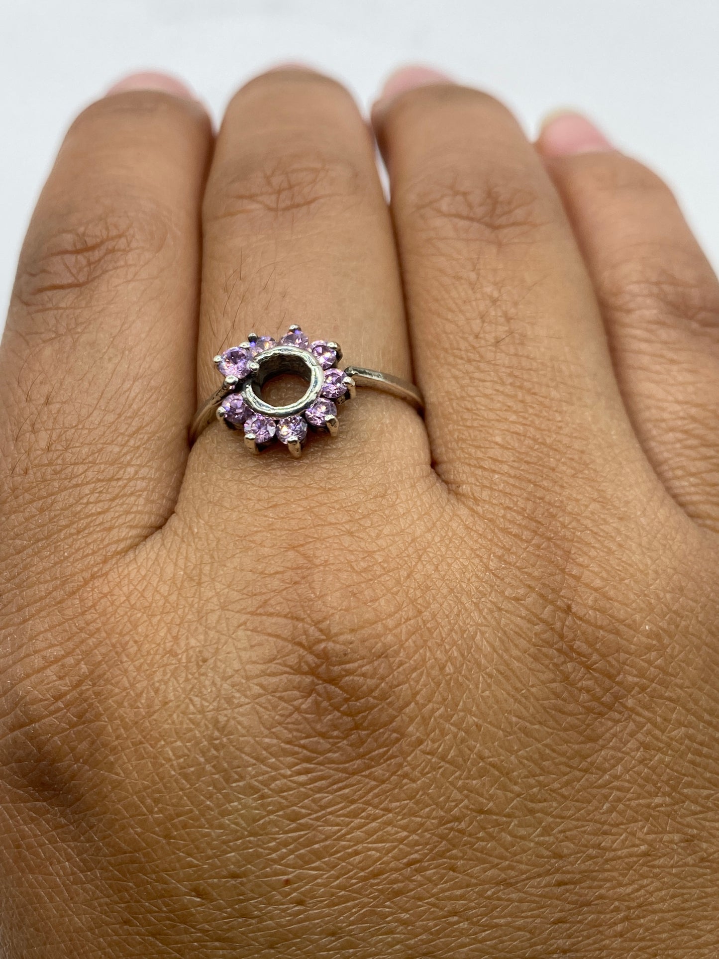 Anillo solitario sobre fondo blanco con el sello 925 visible en la banda