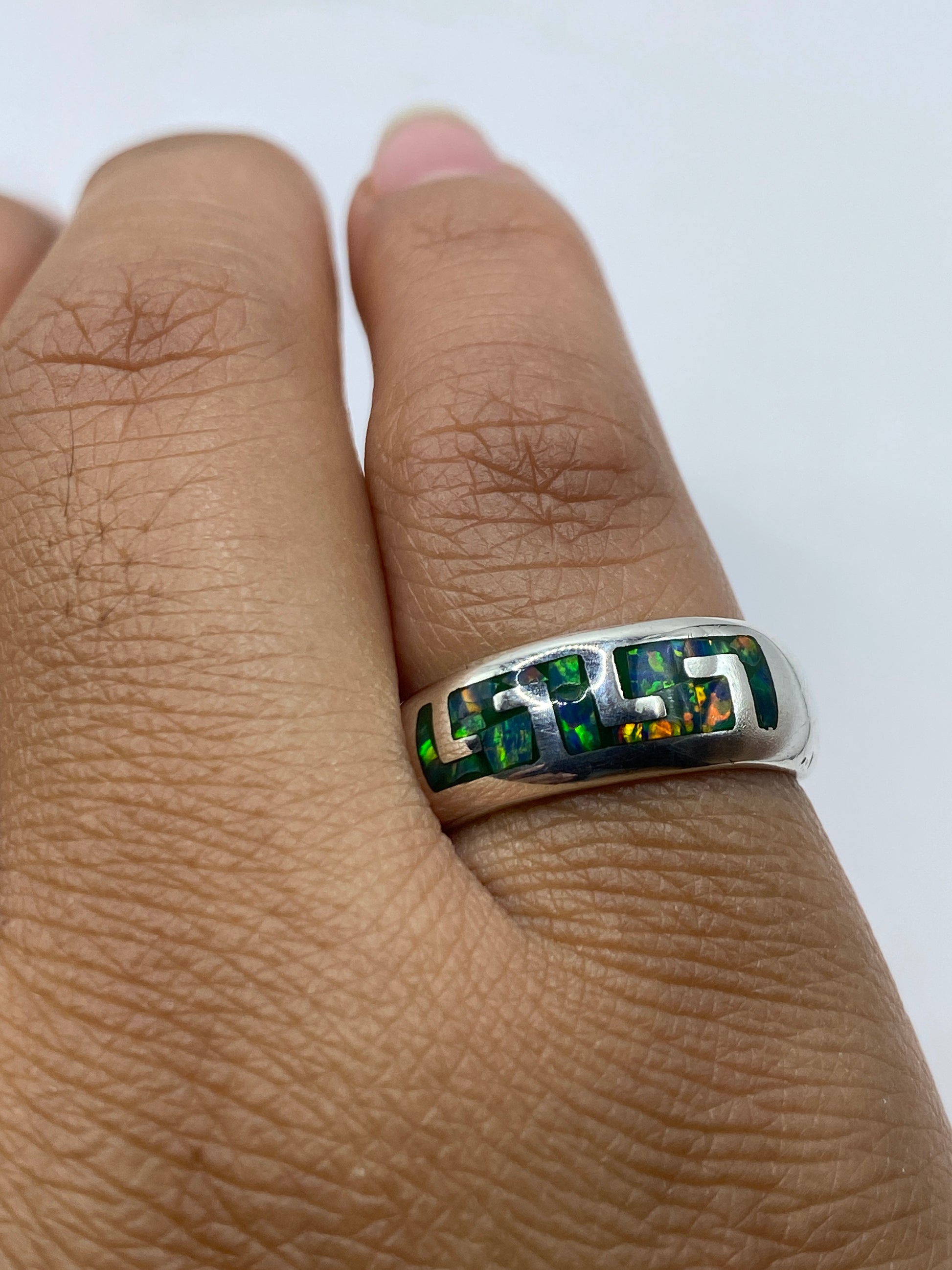 Anillo de ópalo en mano mostrando la profundidad del color verde