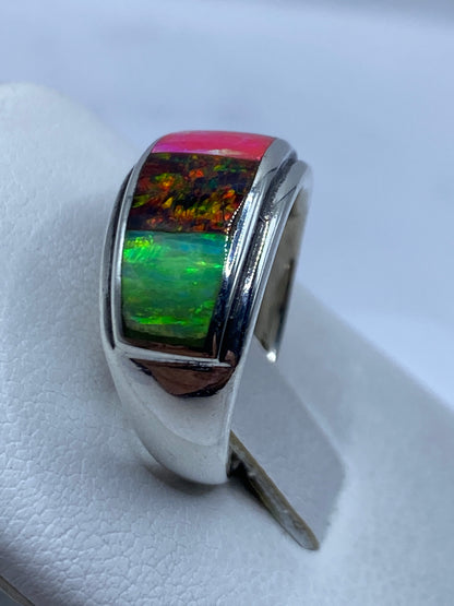 Detalle del engaste del ópalo de fuego en plata .950, revelando el espectro completo de colores