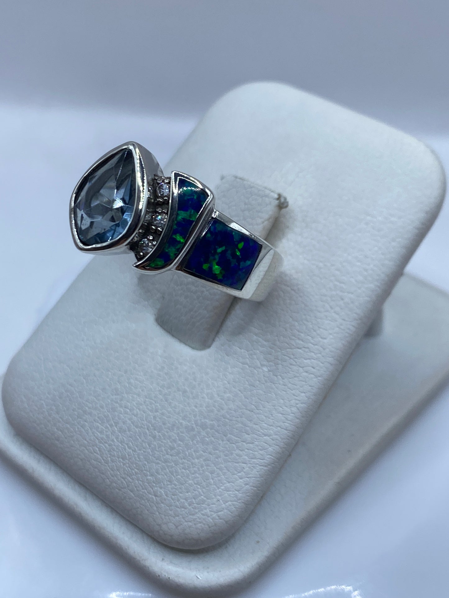 Detalle frontal del ópalo de fuego azul engastado en plata .925