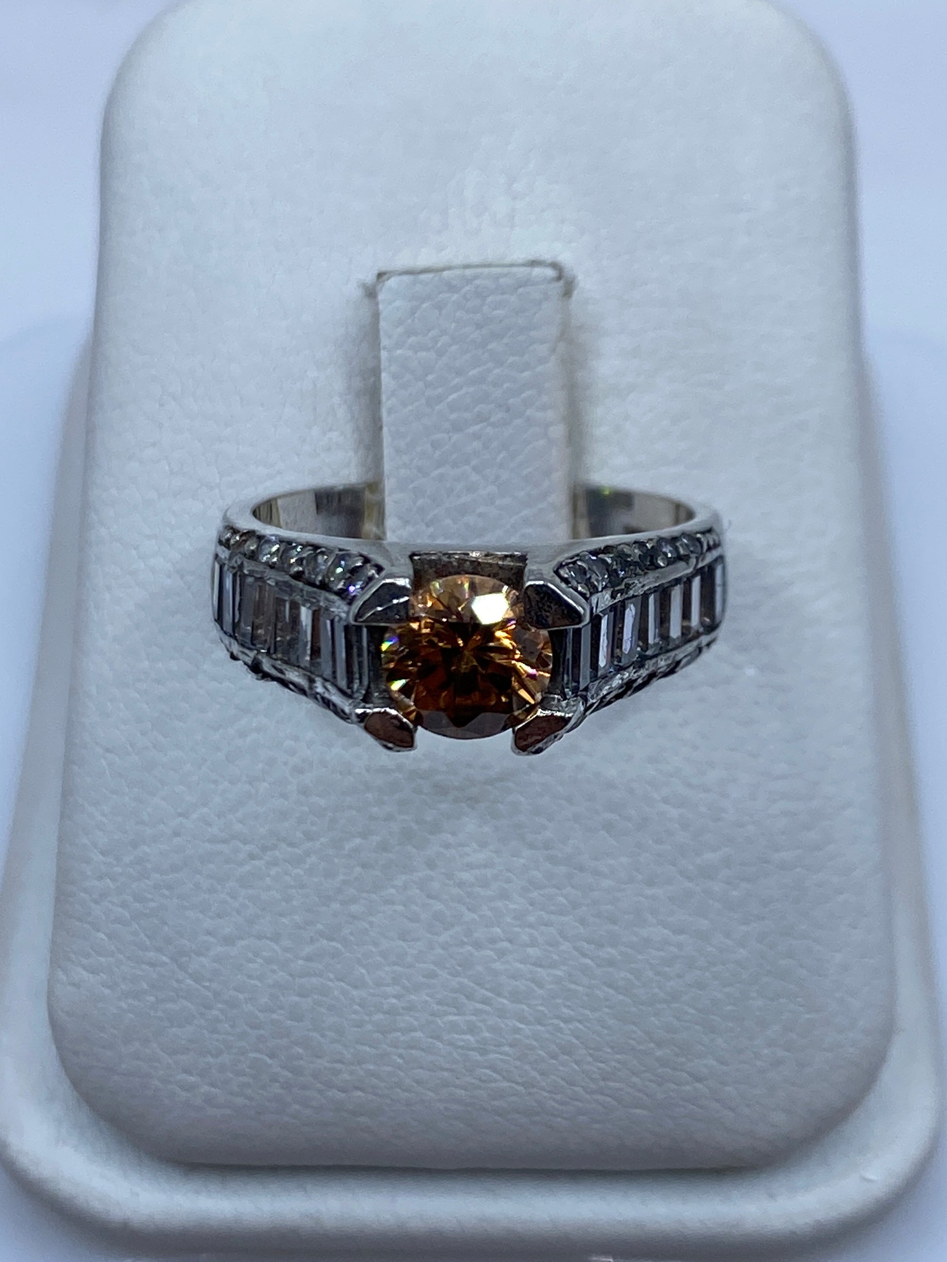 Anillo solitario de plata .925 con circonia café en estuche blanco, vista frontal