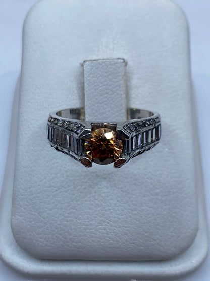 Anillo solitario de plata .925 con circonia café en estuche blanco, vista frontal