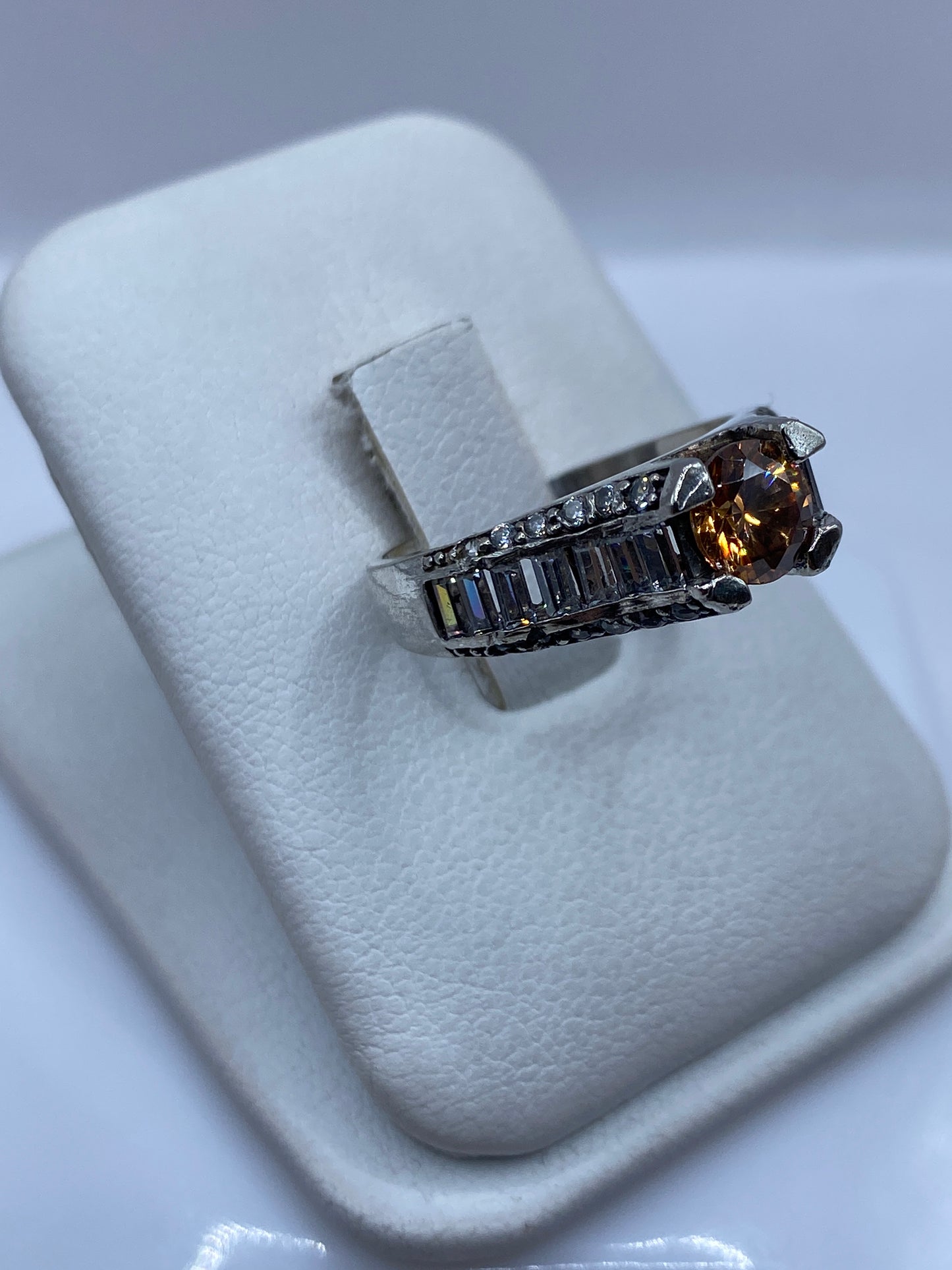 Detalle lateral del anillo mostrando el engaste artesanal de la circonia café en plata