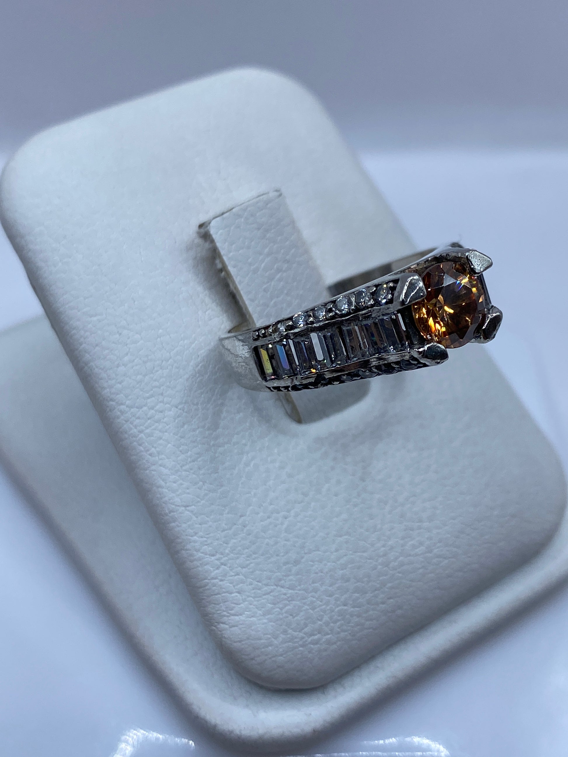 Detalle lateral del anillo mostrando el engaste artesanal de la circonia café en plata
