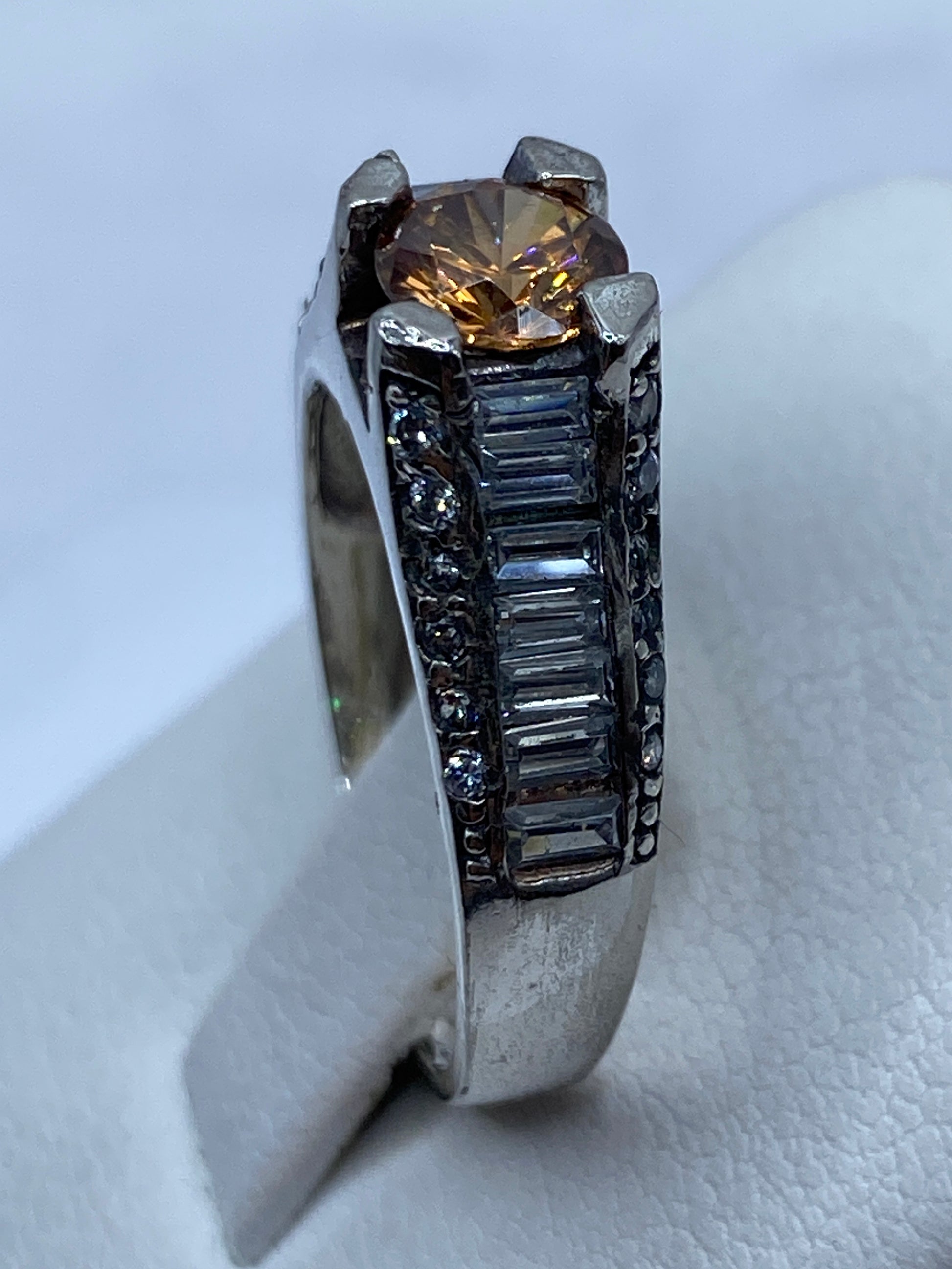 Anillo solitario en la mano mostrando la calidez del color café tono cognac