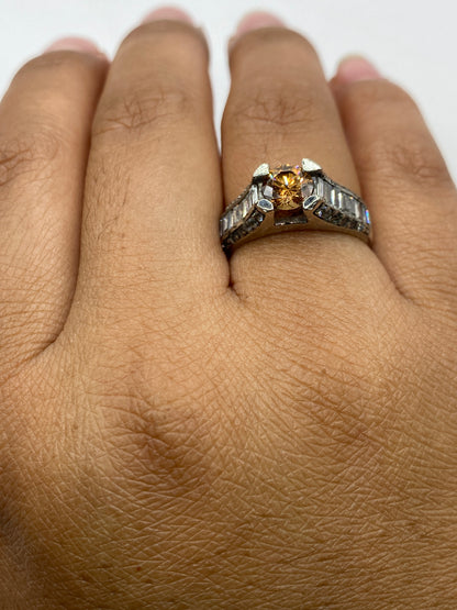 Anillo de plata sobre fondo gris mostrando el sello .925 MEXICO en la banda