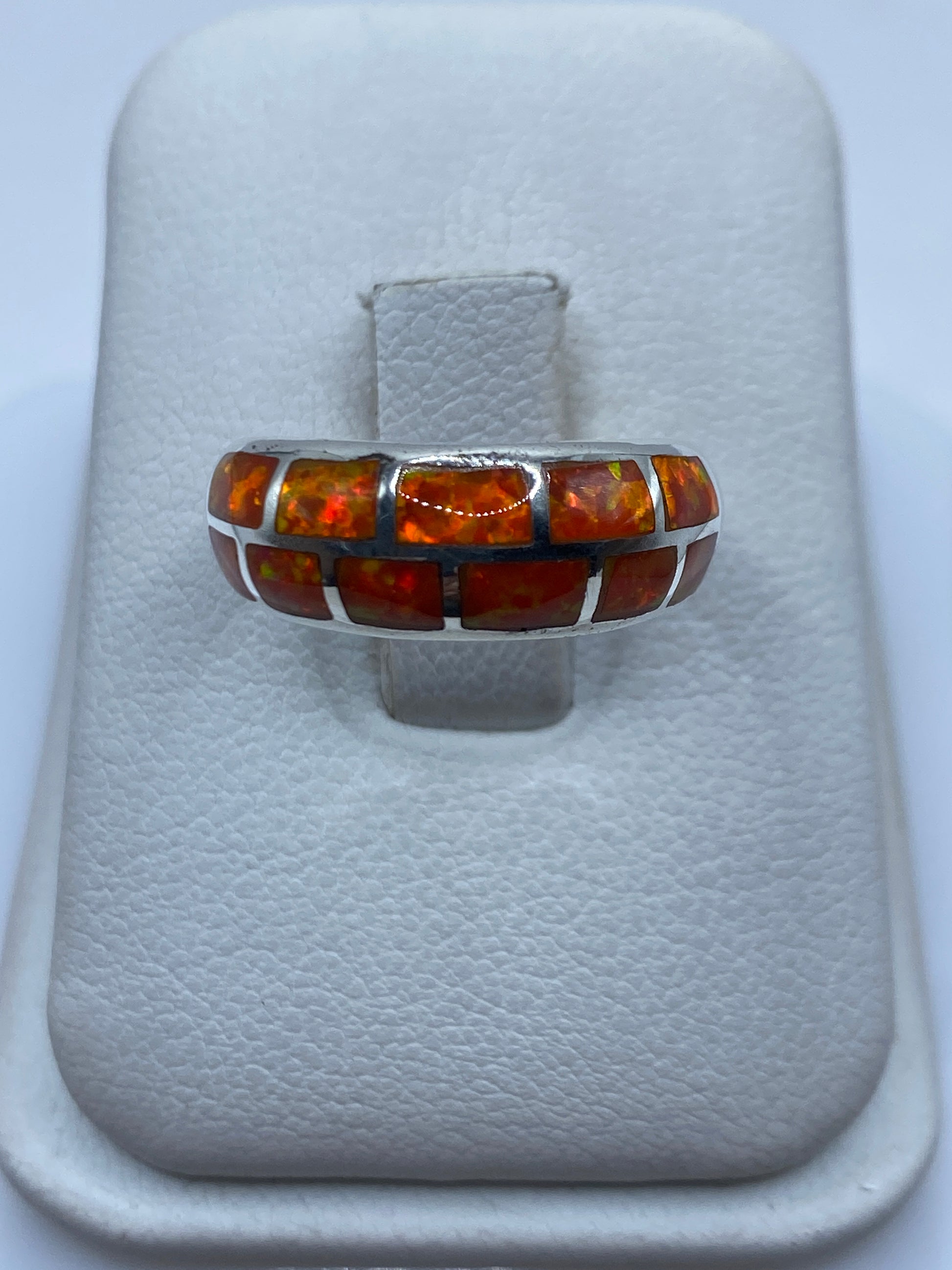 Anillo de plata .950 con ópalo de fuego naranja engastado, vista frontal en estuche
