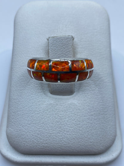 Anillo de plata .950 con ópalo de fuego naranja engastado, vista frontal en estuche