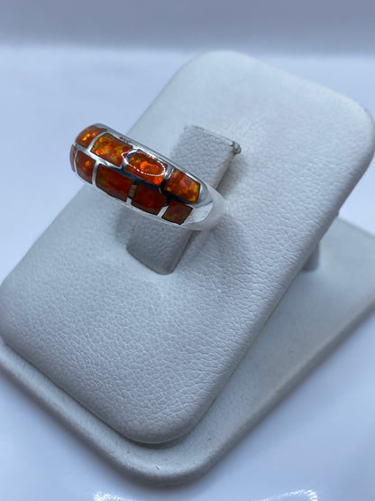 Anillo unisex de ópalo fuego en plata pura, detalle del fuego natural de la piedra
