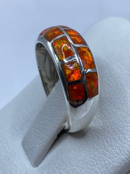 Ópalo naranja natural en anillo de plata .950, mostrando cambios de luz