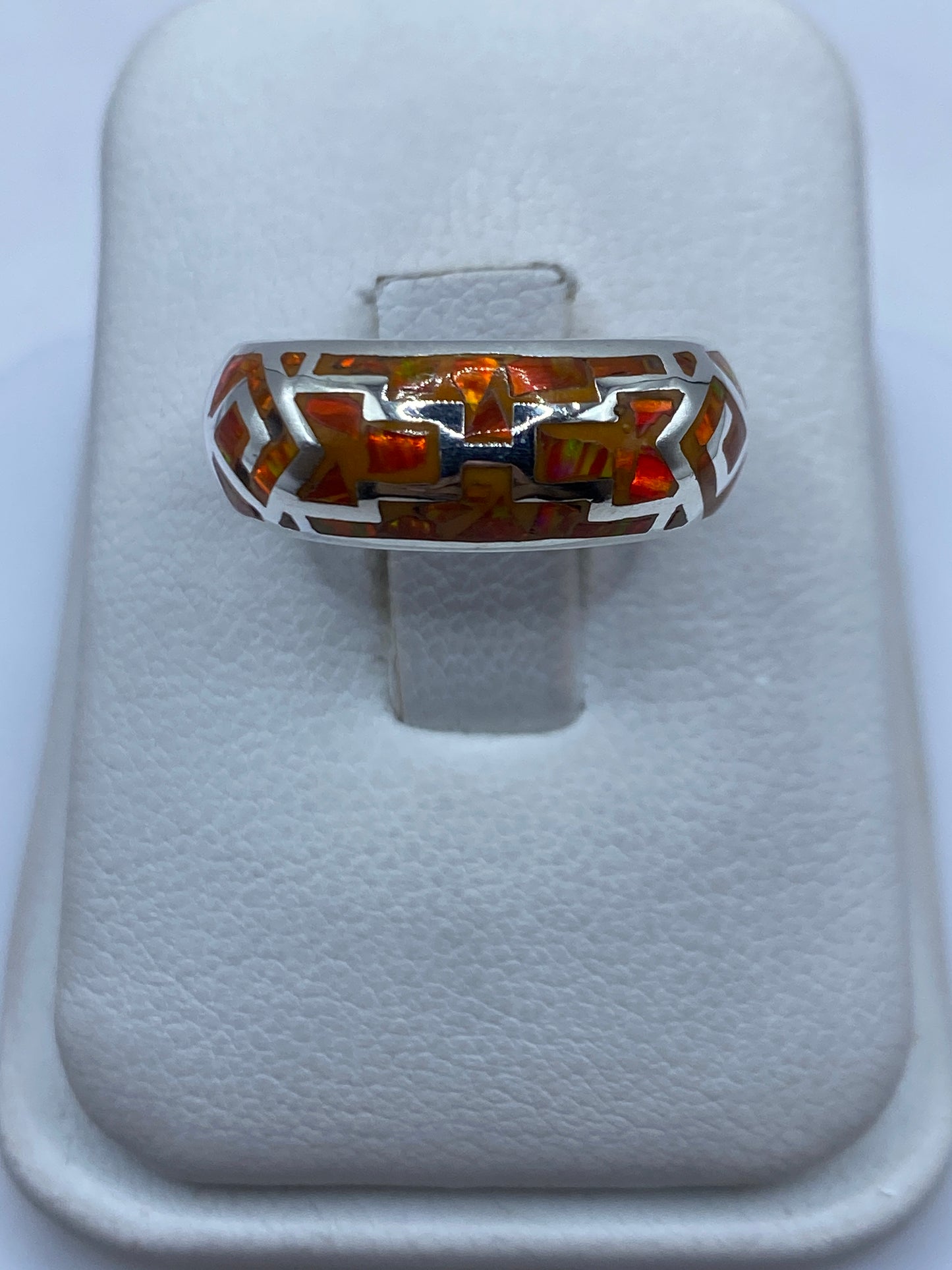 Anillo de plata .950 con ópalo de fuego naranja en estuche blanco, vista frontal
