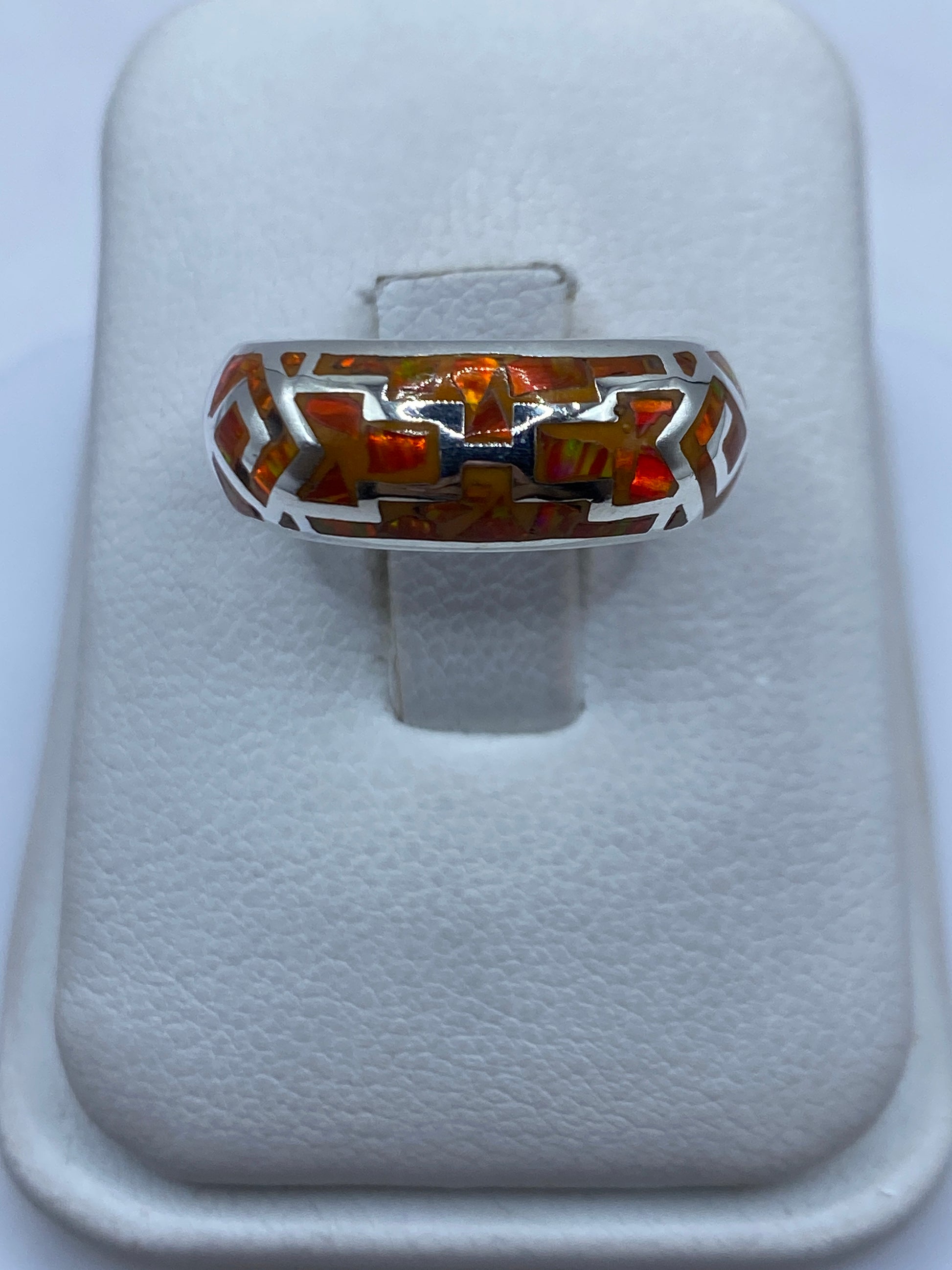 Anillo de plata .950 con ópalo de fuego naranja en estuche blanco, vista frontal