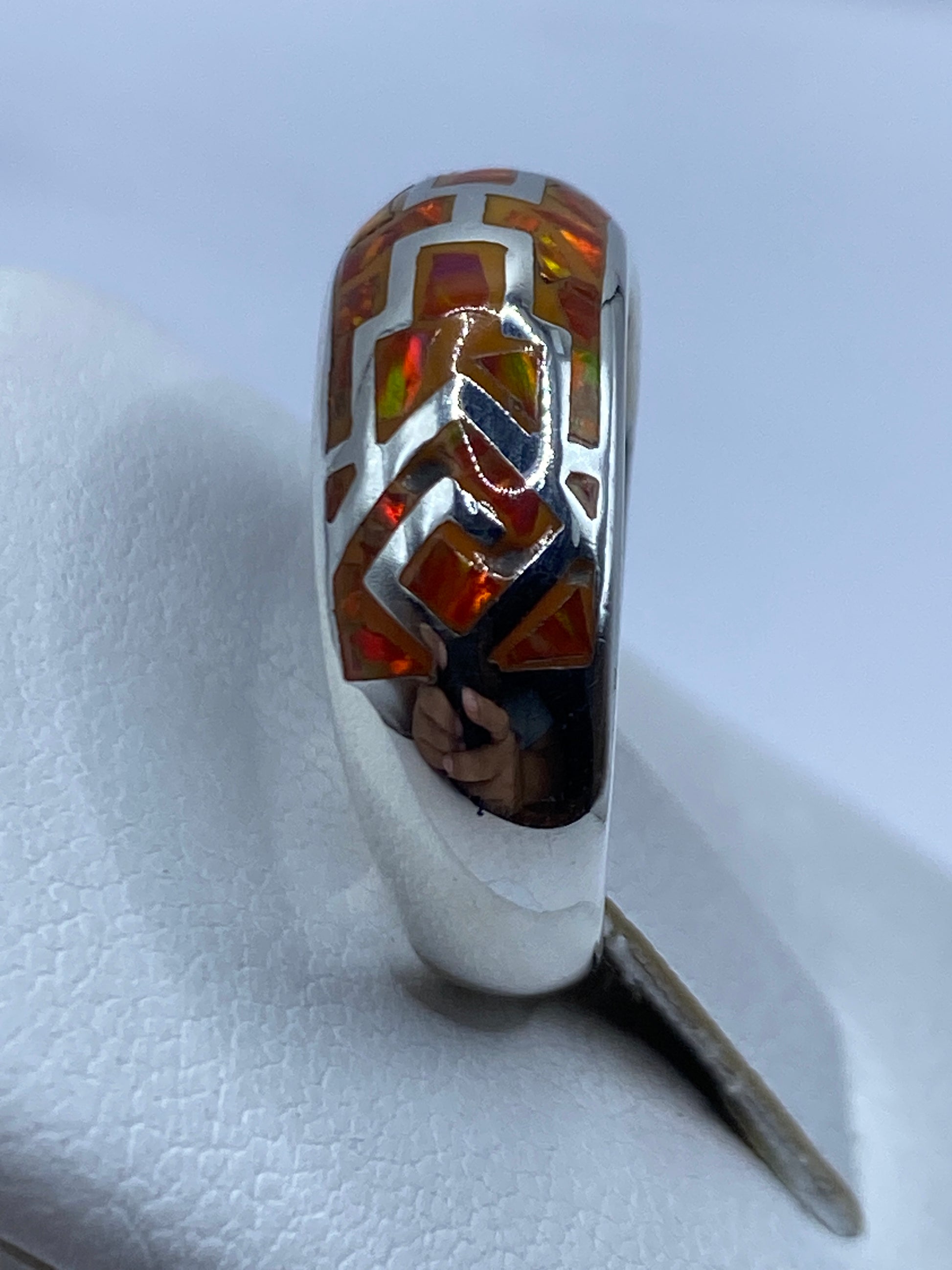 Vista lateral del anillo unisex con el sello .950 visible