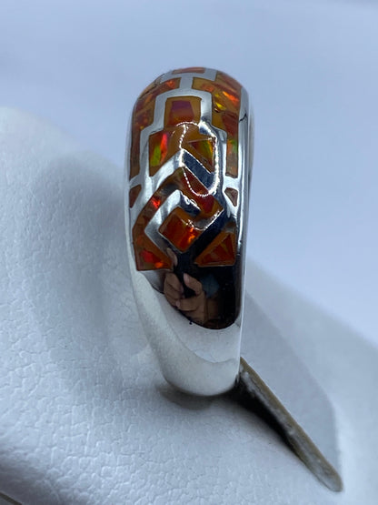 Vista lateral del anillo unisex con el sello .950 visible