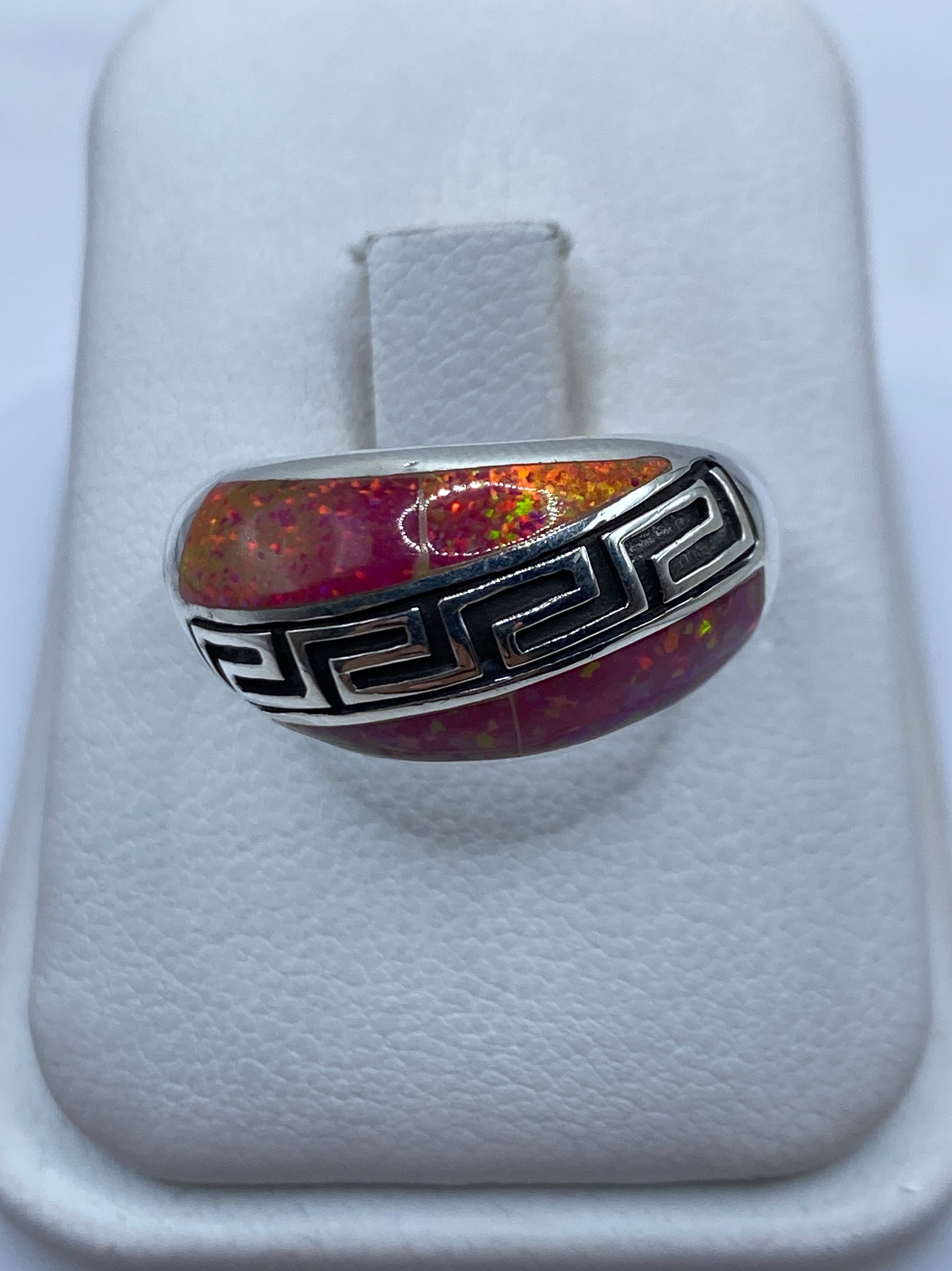 Anillo de plata .950 con ópalo de fuego rosa en la mano, diseño étnico