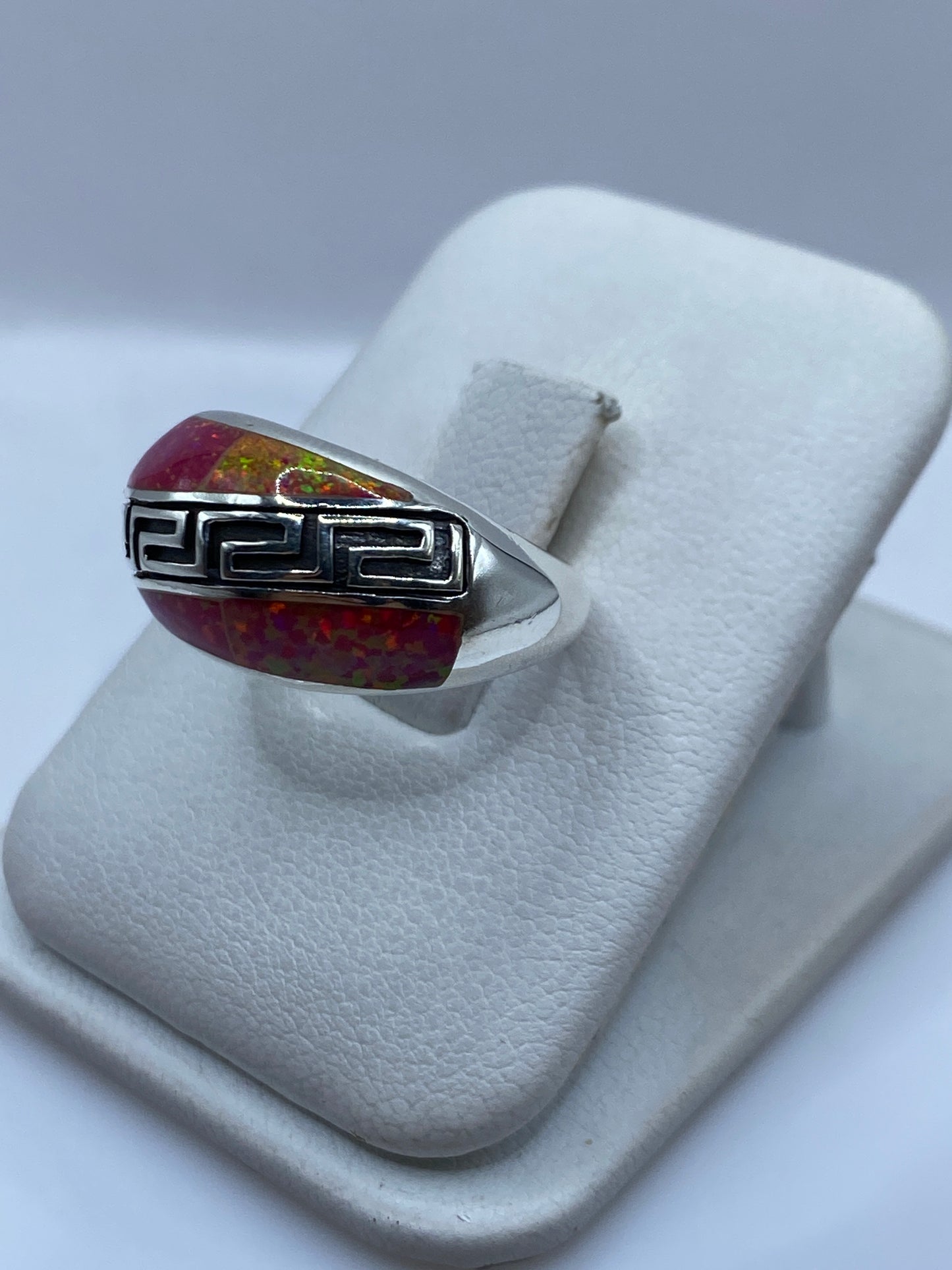 Vista lateral del anillo con grabado étnico y piedra de fuego en ópalo natural
